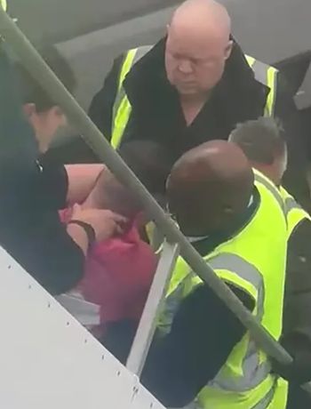 Estupor por un criminal que mordió y escupió a pasajeros de un avión