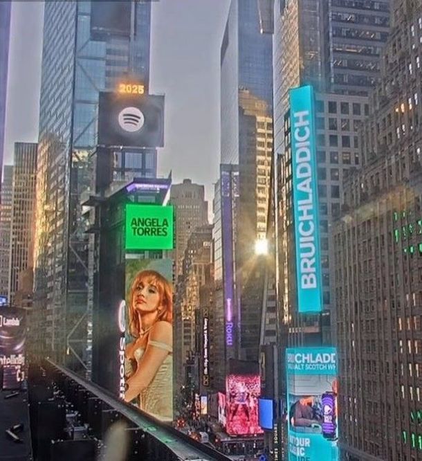 La emoción de Ángela Torres al encontrarse en una gigantografía del Times Square de Nueva York