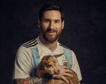 Distinto en todo: mirá la actitud de Messi con sus fanáticos y la de sus compañeros de equipo