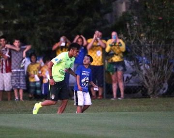 El gran gesto de Neymar con un niño en pleno entrenamiento
