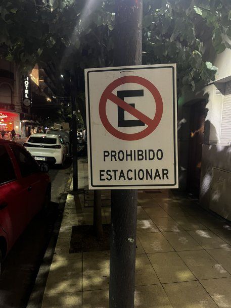 Recoleta: vecinos colocan falsos carteles de prohibido estacionar para tener exclusividad