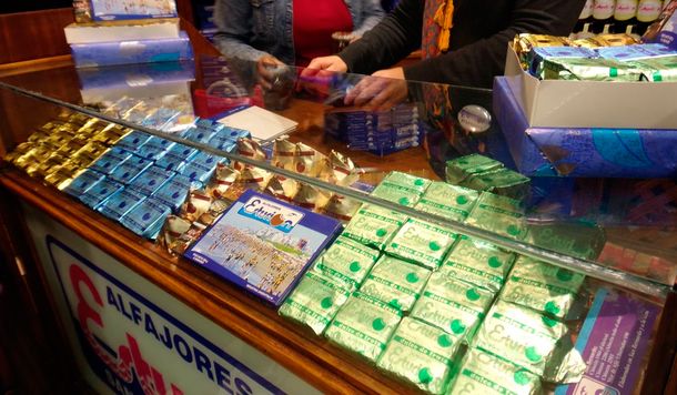 Proteccionismo inédito: ¿por qué en La Costa sólo se podrán comprar alfajores locales?