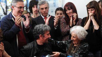 carlotto: fue una explosion de un pueblo que necesita buenas noticias y darse las manos carlotto: fue una explosion de un pueblo que necesita buenas noticias y darse las manos