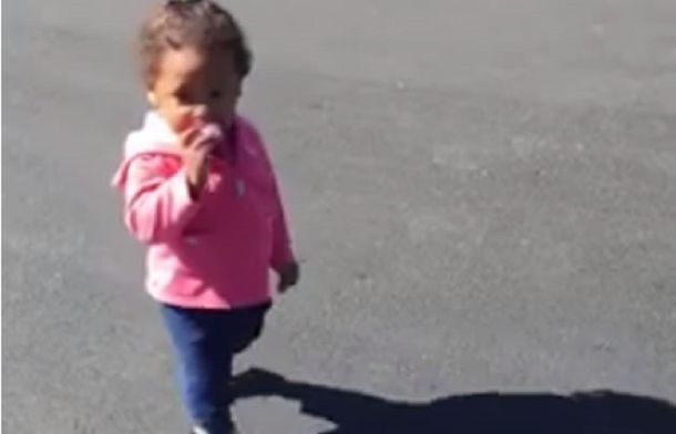 VIDEO: así reaccionó una beba al descubrir su sombra