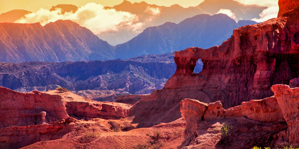 El pueblo con cultura vitivinícola ideal para visitar por sus paisajes rojizos