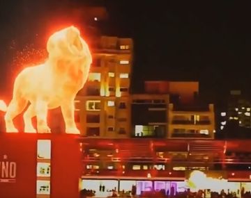 Impresionante: un león de fuego caminó sobre el nuevo estadio de Estudiantes