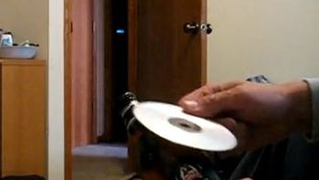 ¿como abrir una botella de cerveza con un cd sin romperlo? ¿como abrir una botella de cerveza con un cd sin romperlo?