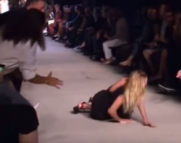 Una modelo terminó en el piso en pleno desfile