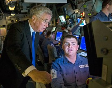 Ministro de Defensa inglés confía en que con Macri la relación mejore