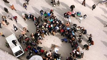 isis lo tiro de un edificio y sobrevivio, pero abajo lo mataron a pedradas isis lo tiro de un edificio y sobrevivio, pero abajo lo mataron a pedradas