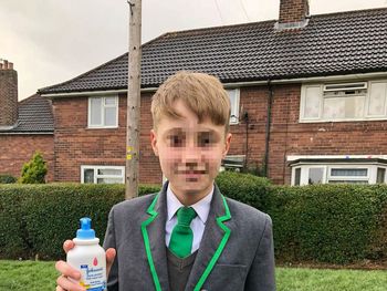 Oliver Cooper fue expulsado de su colegio en el Reino Unido por vender alcohol en gel