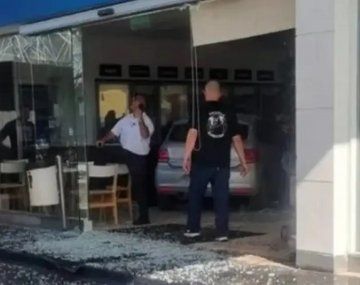 Video: se incrustó en una estación de servicio por esquivar a una moto