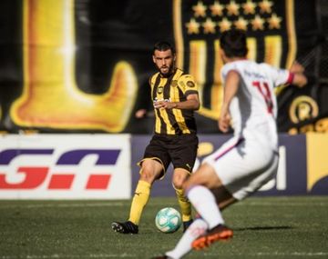 Peñarol homenajeó a Maradona y le ganó el clásico a Nacional sobre la hora