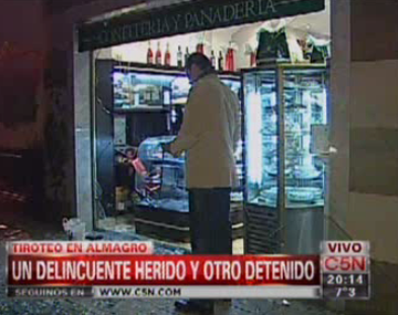 Asaltan panadería pero cuando salen se topan con la policía