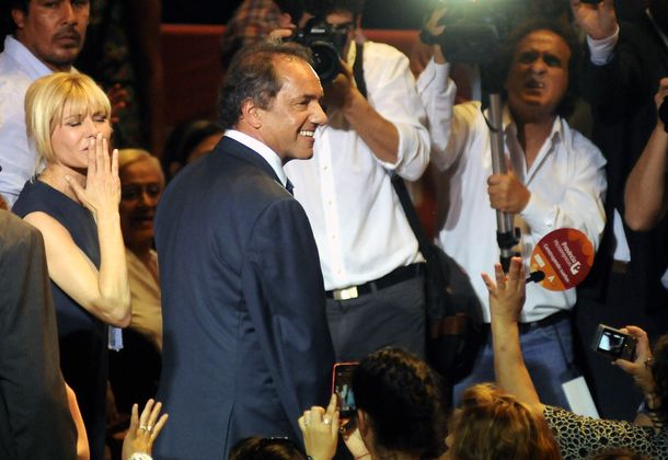 En clave de campaña y ante un Luna Park colmado, Scioli entregó microcréditos