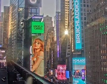 La emoción de Ángela Torres al encontrarse en una gigantografía del Times Square de Nueva York