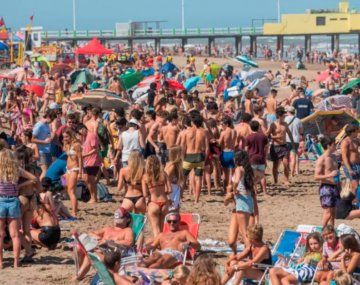 La broma de una pareja en la playa que es viral: se viene el divorcio