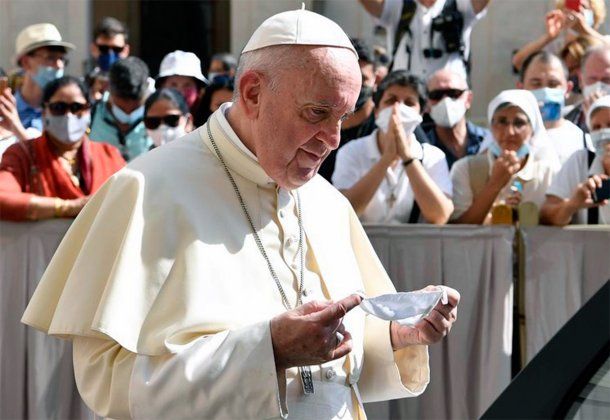 El Papa apareció por primera vez con barbijo