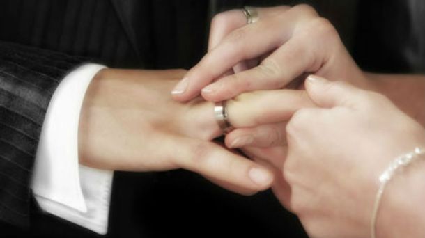 Re de apuro: se terminó de casar en el hospital por las contracciones