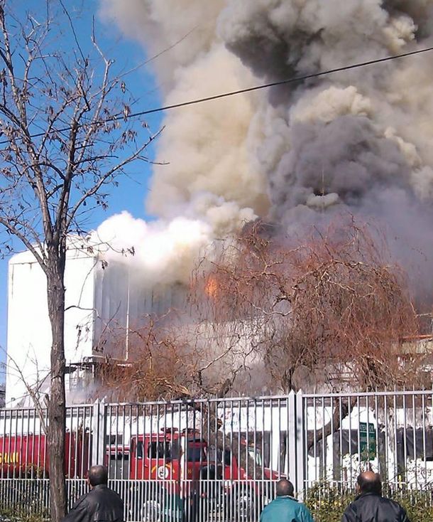 Continúa el feroz incendio en una fábrica de embutidos de Villa Tesei