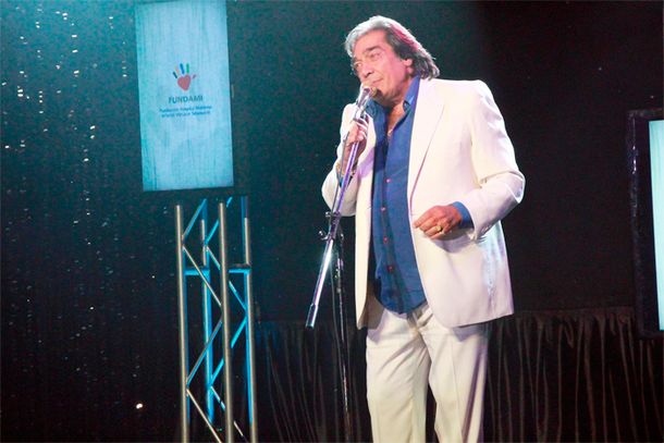 Cacho Castaña sigue internado en terapia intensiva