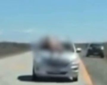 Un chileno desnudo y borracho atacó un auto argentino en la ruta y le destrozó el parabrisas