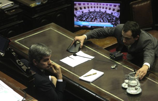 Peña reconoció reunión por dólar futuro, pero ratificó a Quintana