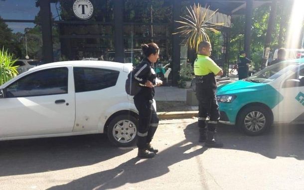 City Bell: dejaron a una nena de 2 años encerrada en un auto mal estacionado