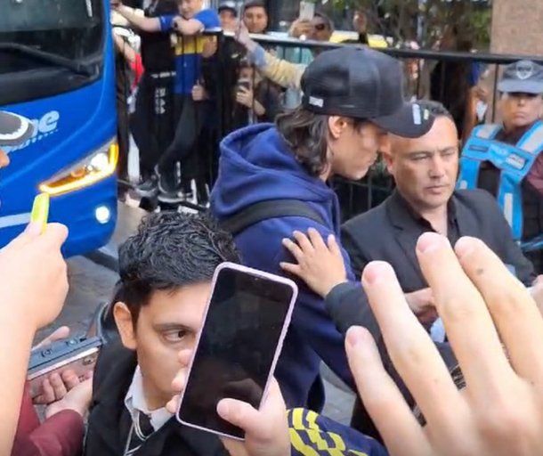 El gesto de Cavani con los hinchas de Boca en la previa al Superclásico