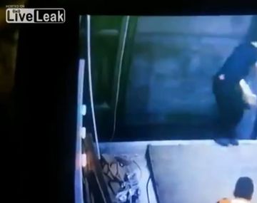 Un técnico se cae en el agujero del ascensor