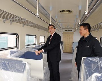 Randazzo recibió trenes 0 km comprados a China para la línea San Martín