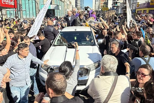 La camioneta que trasladó a Javier Milei por Lomas de Zamora tiene 213 multas que suman $41 millones