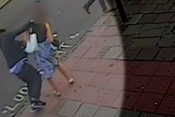 Golpea brutalmente a una mujer en la calle de Londres