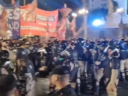 Video: manifestantes de izquierda hicieron retroceder a tres filas de policías