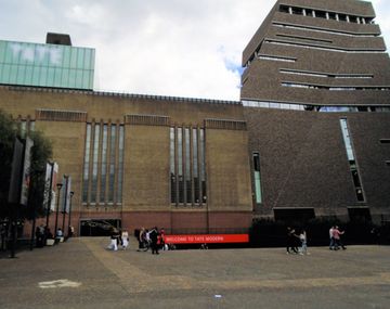 Un adolescente tiró a un chico de 6 años desde el mirador de un museo en Londres