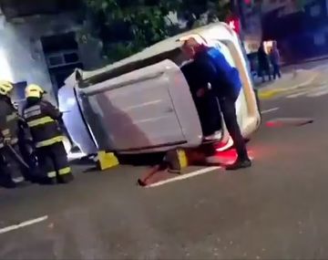 Caos en Boedo: una maniobra para evitar a un ciclista terminó en un vuelco y cinco autos dañados