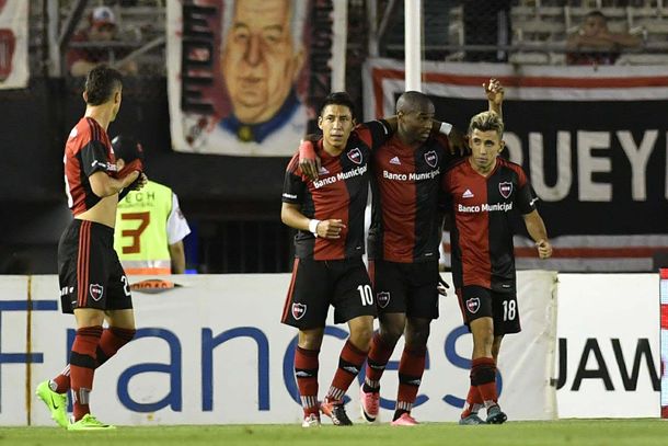 Newells Old Boys celebrando su triunfo en el Monumental