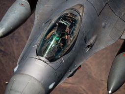 Avión de combate estadounidense desplegado en Medio Oriente. Avión de combate estadounidense desplegado en Medio Oriente.
