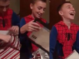 Emotiva reacción de un niño por su regalo de Navidad Emotiva reacción de un niño por su regalo de Navidad