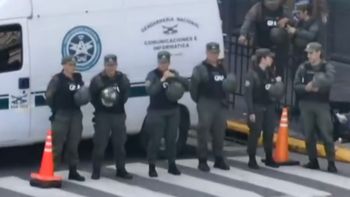 megaoperativo en el congreso: vallas, camiones hidrantes y muchos efectivos por la marcha de jubilados megaoperativo en el congreso: vallas, camiones hidrantes y muchos efectivos por la marcha de jubilados