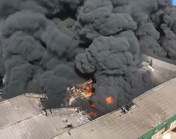 Defensa Civil repartió barbijos a vecinos de Francisco Álvarez por el incendio de un depósito de pinturas