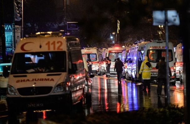 Ambulancias del 112 de Estambul acudieron al lugar del ataque