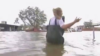 El accidente en vivo de Paula Bernini durante la cobertura de las inundaciones en Bahía Blanca