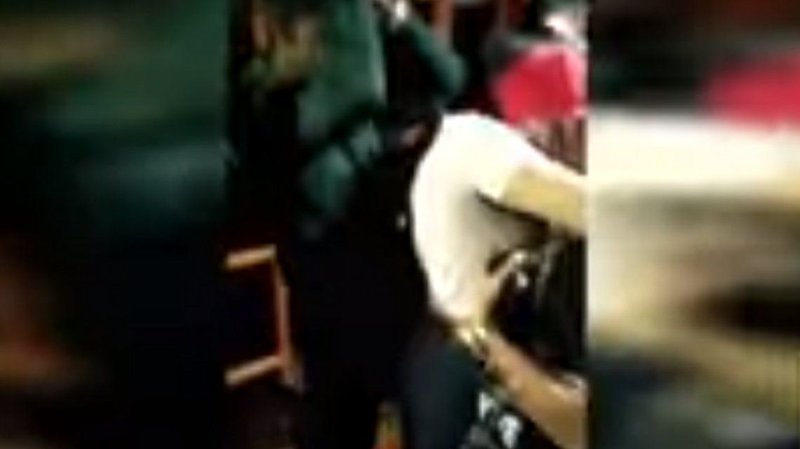 VIDEO Policas Fueron A Desbaratar Una Fiesta Clandestina Y Terminaron