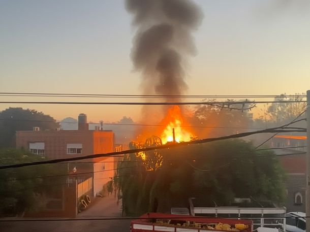 Las llamas comenzaron en un local ubicado en la ciudad de Mariano Acosta.