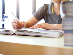 La nueva beca está destinada a estudiantes de escuelas secundarias de todo el país. La nueva beca está destinada a estudiantes de escuelas secundarias de todo el país.