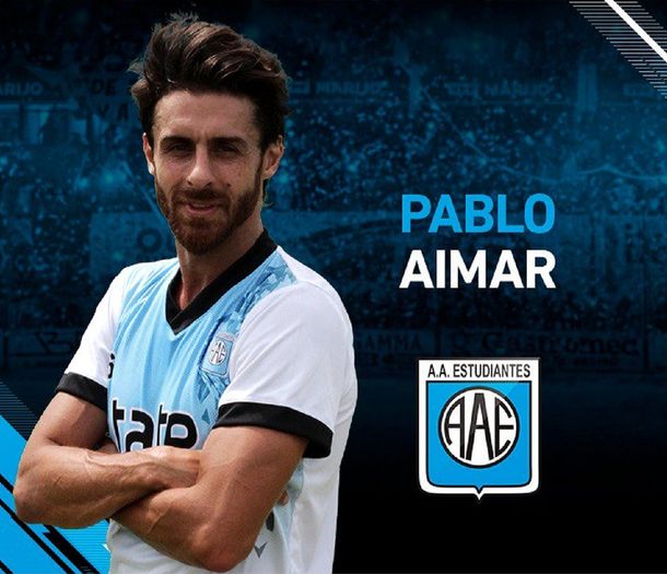 Pablo Aimar y el escudo de su Estudiantes de Río Cuarto