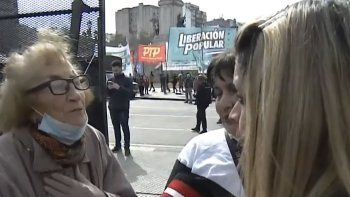 polemica en las puertas del congreso por el apoyo de jovenes a los jubilados