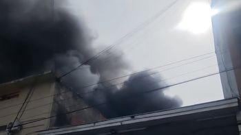 voraz incendio destruye un galpon lindero a una escuela en parque patricios voraz incendio destruye un galpon lindero a una escuela en parque patricios