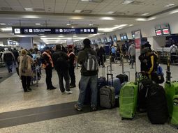 Sorpresiva medida de fuerza en Aerolíneas: ya hay vuelos cancelados en Aeroparque